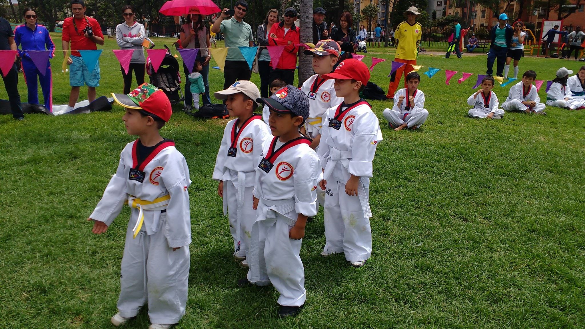 academia de taekwondo saludclub niños y adultos colombia bogota