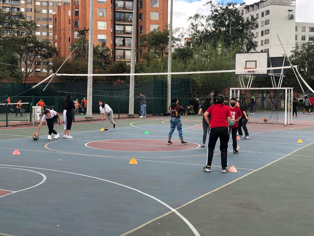 Clases de voleibol parque la serena