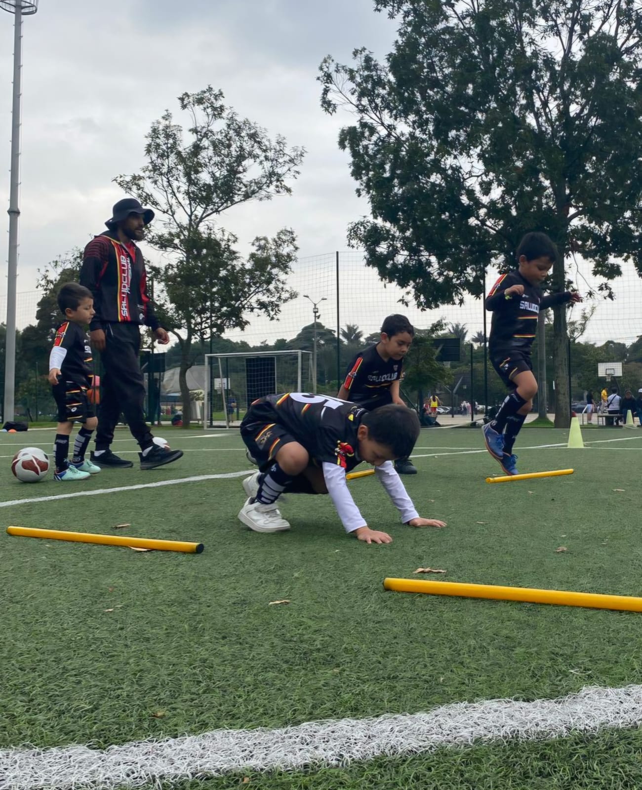 ACADEMIA SALUDCLUB ESCUELA DE FUTBOL